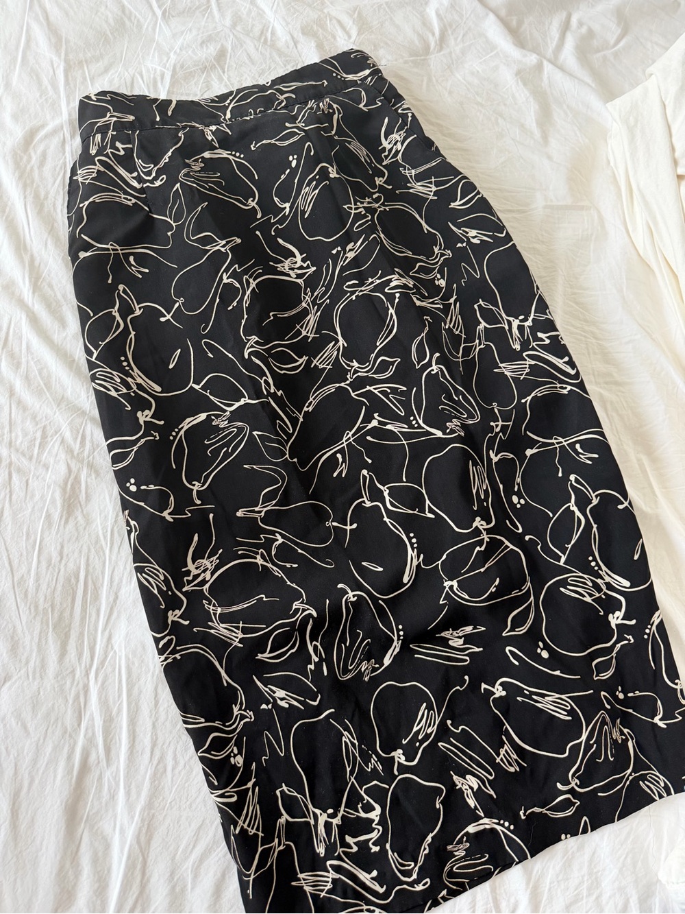 Abstract Line-Print Black Pencil Skirt